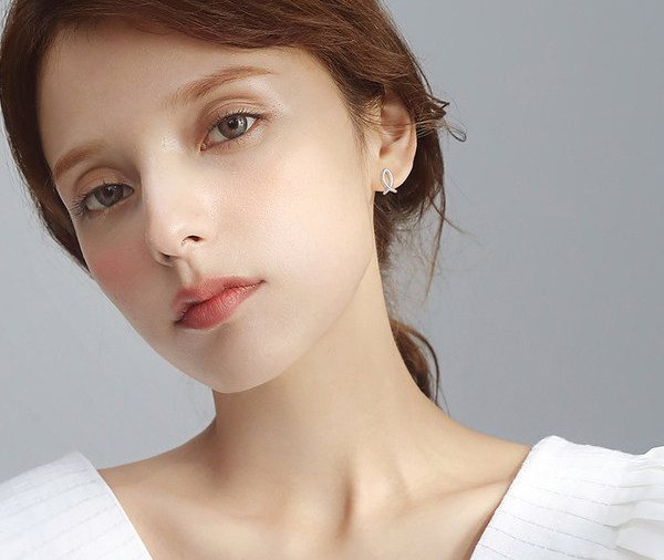 Ženske mini naušnice u obliku ribe srebrne boje