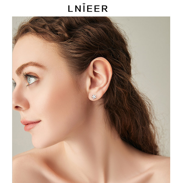 Μοντέρνα γυναικεία σκουλαρίκια με πέτρες - ασημί χρώμα