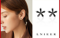 Ženske naušnice ukrašene crnim kamenčićima