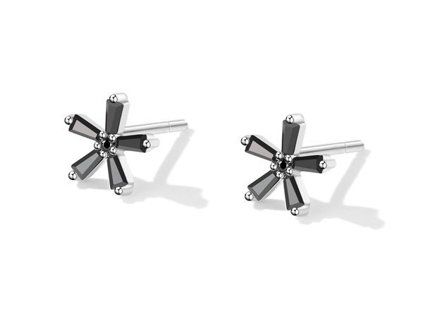 Ženske naušnice ukrašene crnim kamenčićima