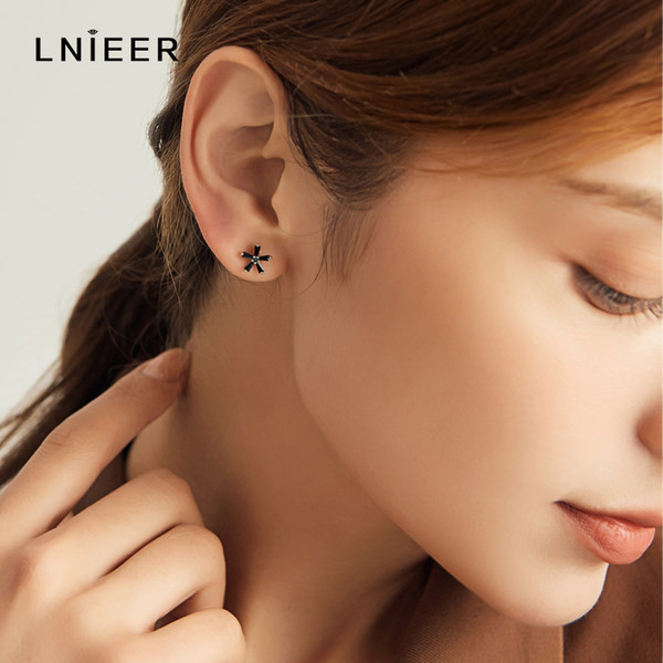 Ženske naušnice ukrašene crnim kamenčićima