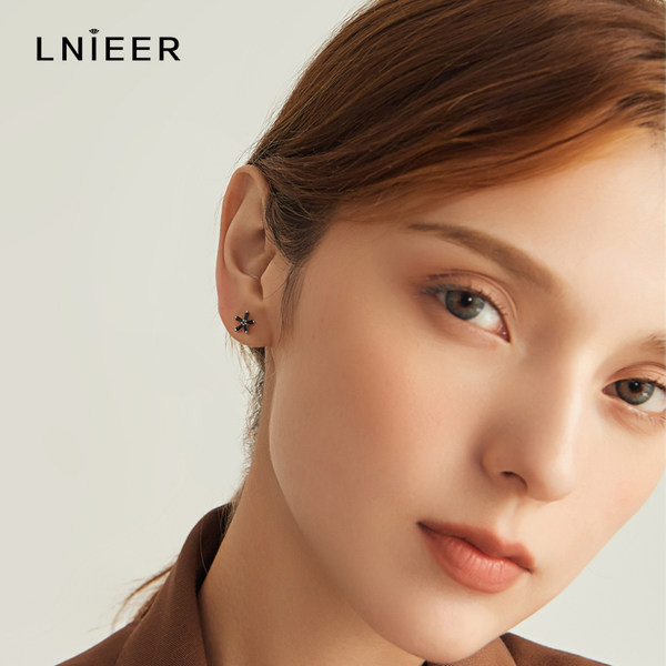 Ženske naušnice ukrašene crnim kamenčićima