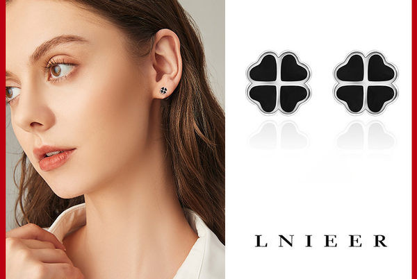 Novi model ženskih naušnica u obliku djeteline - crne boje