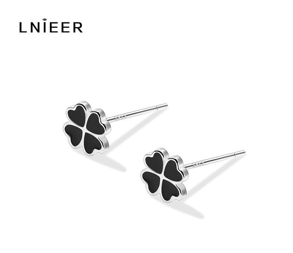 Novi model ženskih naušnica u obliku djeteline - crne boje