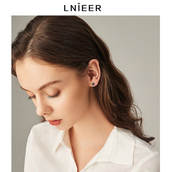 Novi model ženskih naušnica u obliku djeteline - crne boje