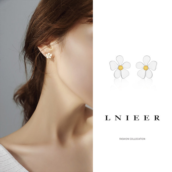 Novi model ženskih naušnica u obliku cvijeta bijele boje