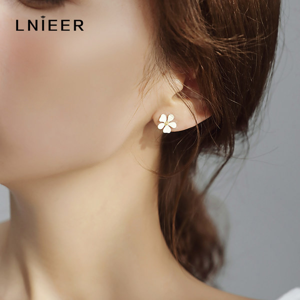 Novi model ženskih naušnica u obliku cvijeta bijele boje