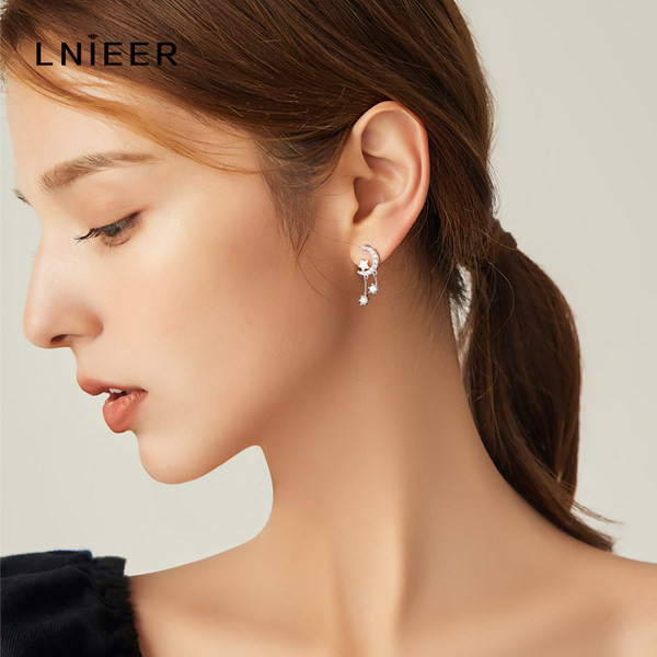 Γυναικεία κρεμαστά σκουλαρίκια σε ασημί χρώμα και πέτρες