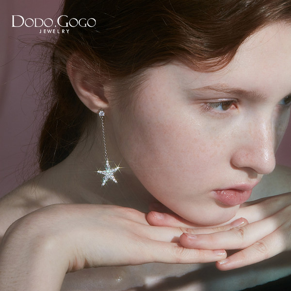 Γυναικεία σκουλαρίκια με κρεμαστό αστέρι