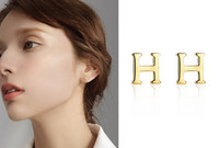 Γυναικεία σκουλαρίκια κλασικό μοντέλο με γράμμα