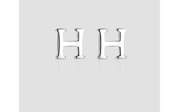 Γυναικεία σκουλαρίκια κλασικό μοντέλο με γράμμα