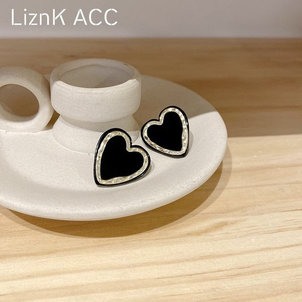 Γυναικεία σκουλαρίκια σε σχήμα καρδιάς - μαύρο χρώμα