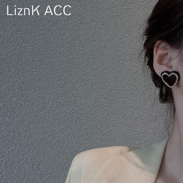 Γυναικεία σκουλαρίκια σε σχήμα καρδιάς - μαύρο χρώμα