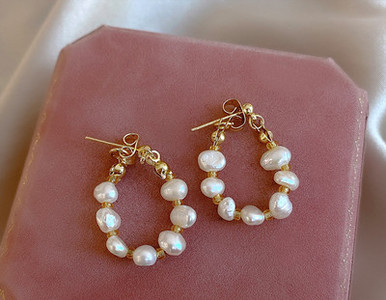 Γυναικεία σκουλαρίκια σε χρυσό χρώμα με πέρλες - νέο μοντέλο