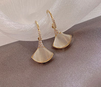 Κομψά γυναικεία σκουλαρίκια μονόχρωμα σε χρυσό χρώμα