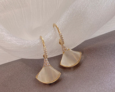 Κομψά γυναικεία σκουλαρίκια μονόχρωμα σε χρυσό χρώμα