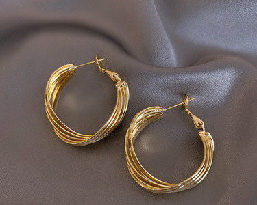 Novi model ženskih naušnica nestandardnog oblika