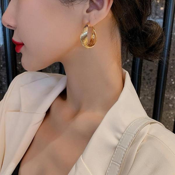 Novi model ženskih naušnica nestandardnog oblika