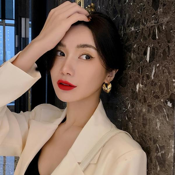 Novi model ženskih naušnica nestandardnog oblika