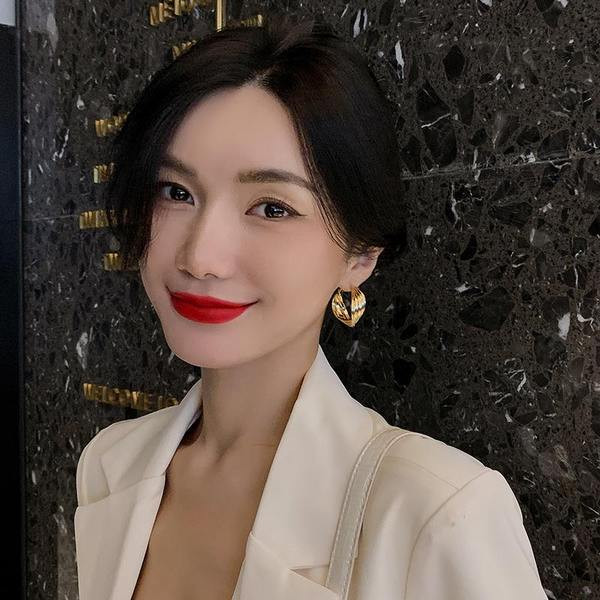 Novi model ženskih naušnica nestandardnog oblika