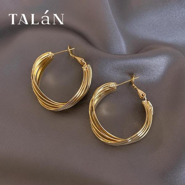 Novi model ženskih naušnica nestandardnog oblika