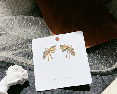 Κομψά γυναικεία κοντά σκουλαρίκια με κορδέλα και πέτρες