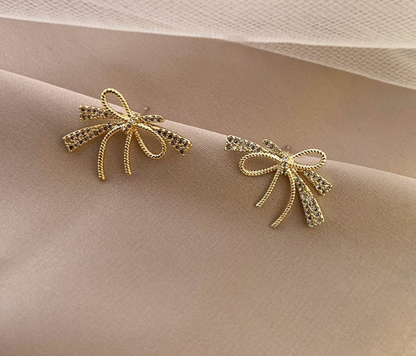 Κομψά γυναικεία κοντά σκουλαρίκια με κορδέλα και πέτρες