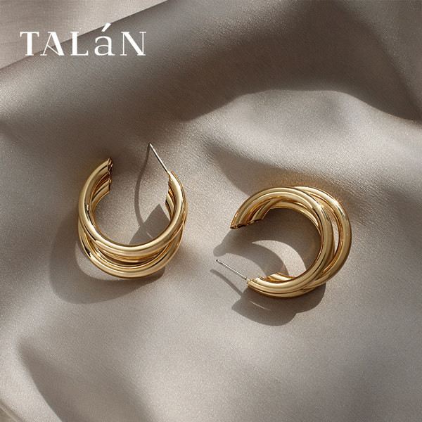 Ženske naušnice sa prepletenim prstenovima u zlatnoj boji