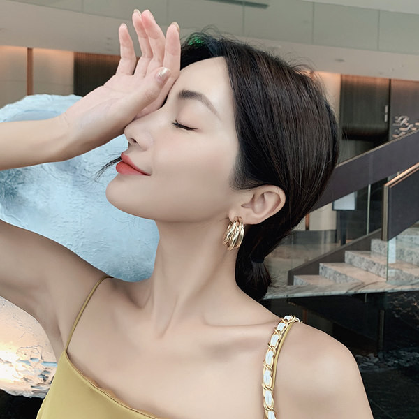 Ženske naušnice sa prepletenim prstenovima u zlatnoj boji