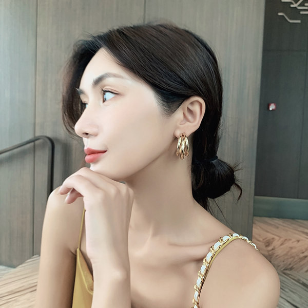 Ženske naušnice sa prepletenim prstenovima u zlatnoj boji