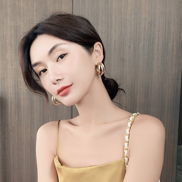 Ženske naušnice sa prepletenim prstenovima u zlatnoj boji