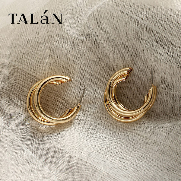 Ženske naušnice sa prepletenim prstenovima u zlatnoj boji