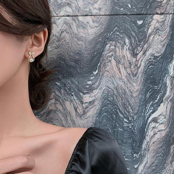 Elegantne naušnice s kamenčićima i biserima u obliku trake