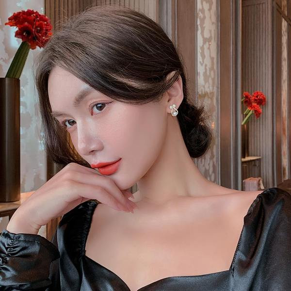 Elegantne naušnice s kamenčićima i biserima u obliku trake