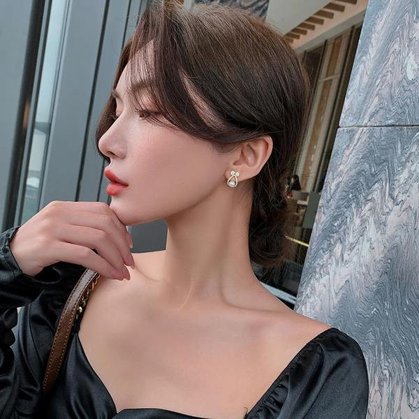 Elegantne naušnice s kamenčićima i biserima u obliku trake