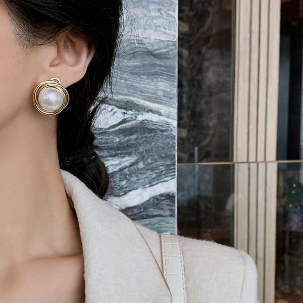 Елегантни обеци в златист цвят с перла