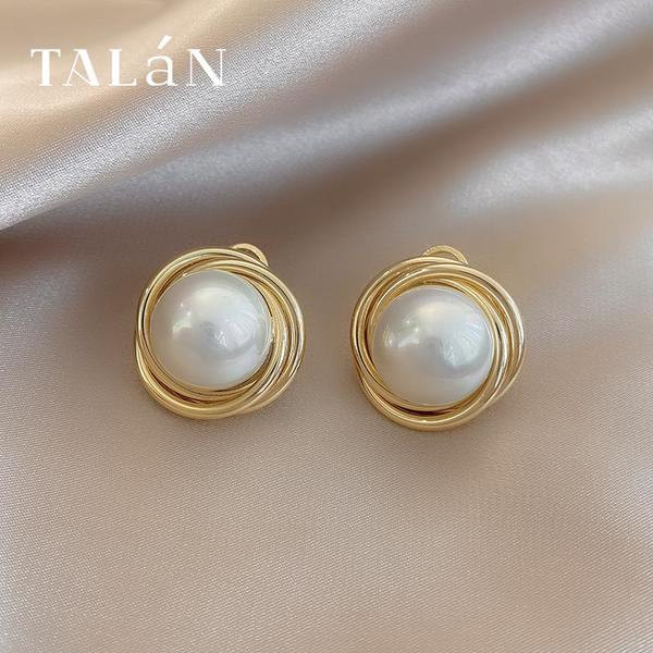 Елегантни обеци в златист цвят с перла