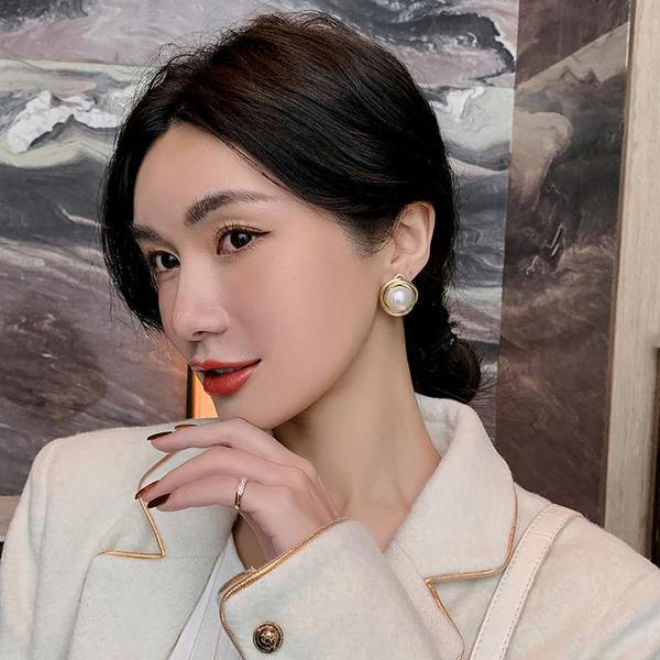 Елегантни обеци в златист цвят с перла