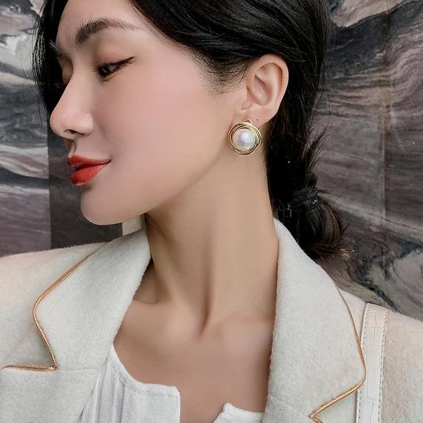 Елегантни обеци в златист цвят с перла