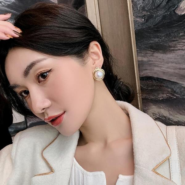 Елегантни обеци в златист цвят с перла