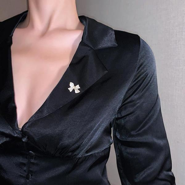 Καρφίτσα σε σχήμα κορδέλας με πέτρες