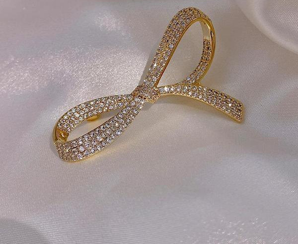 Moteriška sagės juostelė su dekoratyviniais akmenėliais