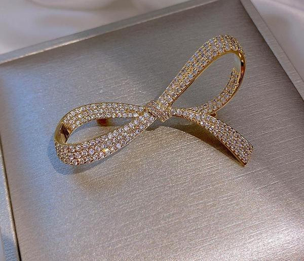 Moteriška sagės juostelė su dekoratyviniais akmenėliais