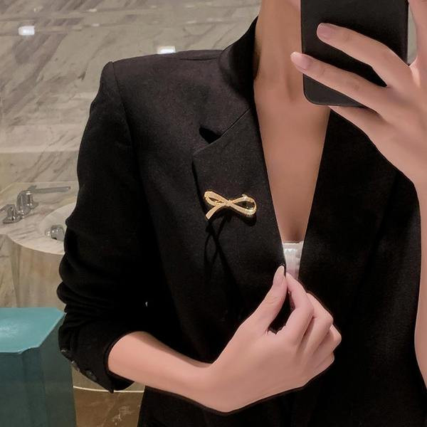 Moteriška sagės juostelė su dekoratyviniais akmenėliais