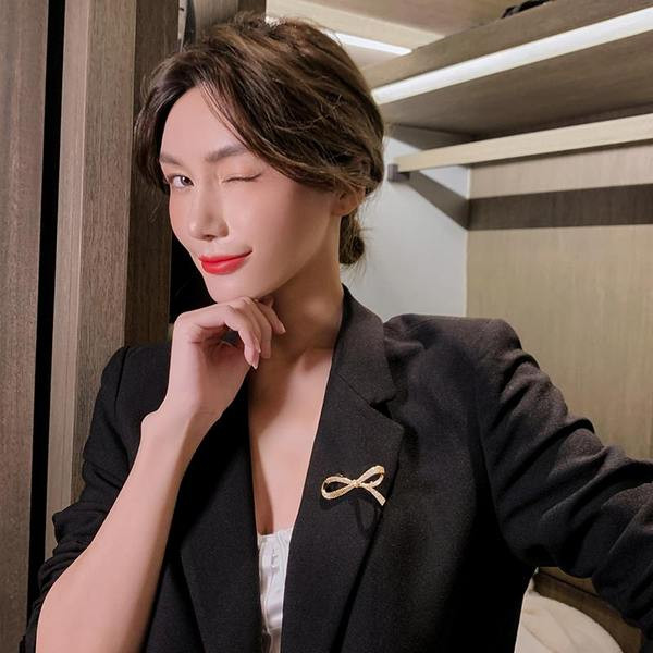 Moteriška sagės juostelė su dekoratyviniais akmenėliais