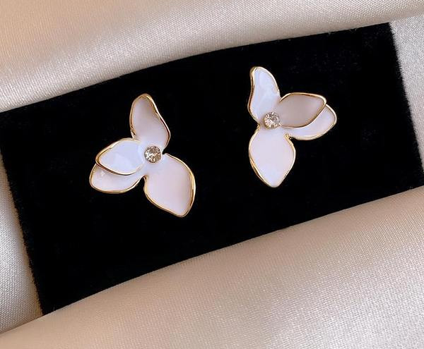 Kratke ženske naušnice u obliku cvijeta i ukrasnog kamenčića