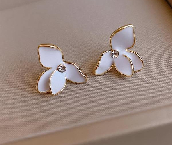 Kratke ženske naušnice u obliku cvijeta i ukrasnog kamenčića