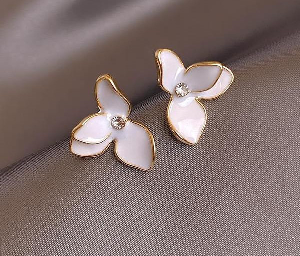 Kratke ženske naušnice u obliku cvijeta i ukrasnog kamenčića