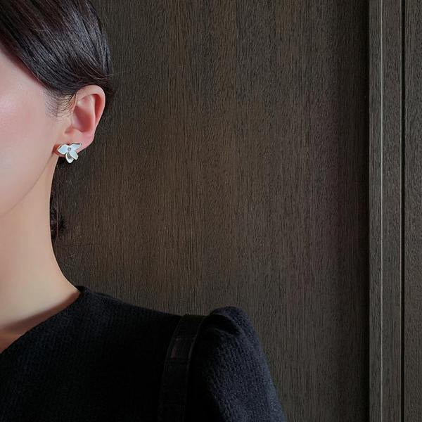 Kratke ženske naušnice u obliku cvijeta i ukrasnog kamenčića