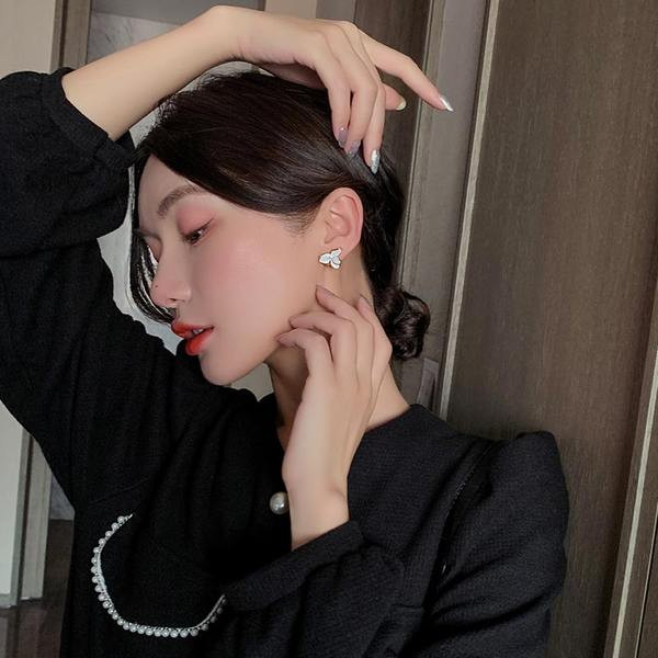 Kratke ženske naušnice u obliku cvijeta i ukrasnog kamenčića